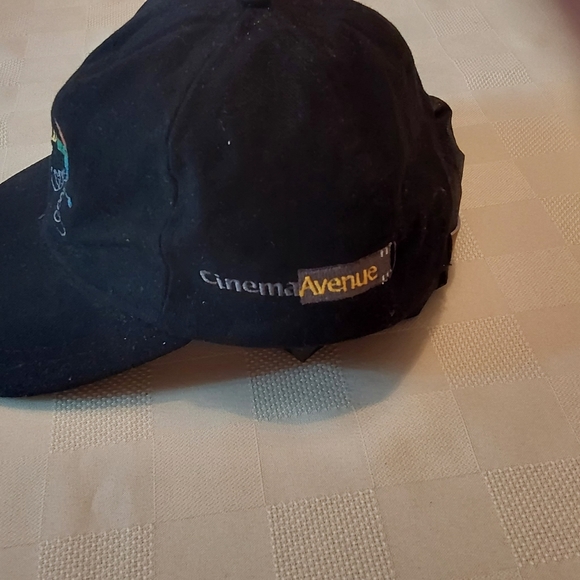 Enamel pin and cap . Collector's items - Picture 5 of 7